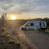 Bushman naše expediční dodávka Weinsberg CaraBus při východu Slunce